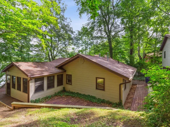 8676 Chain O Lakes Dr, Delton, MI 49046