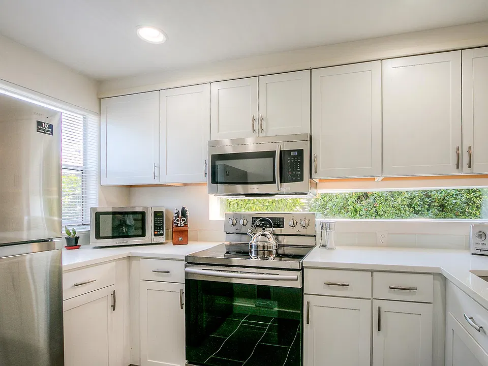 Fully Equipped Gourmet Kitchen