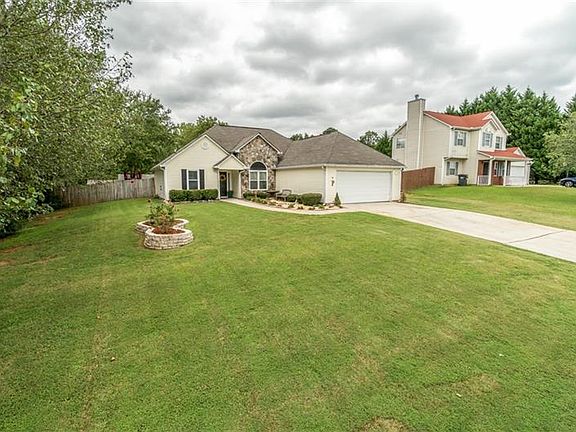 3rd image of 2915 Hampton Valley Dr