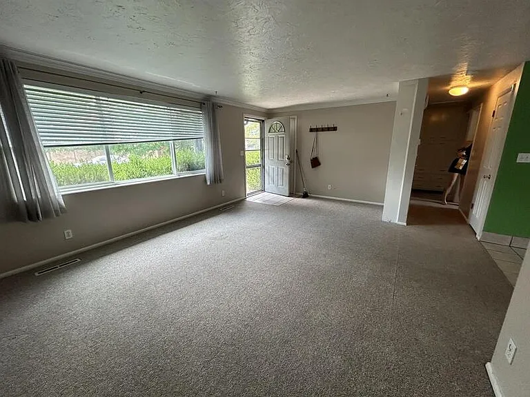 909 E Browning Ave #C — Photo 10