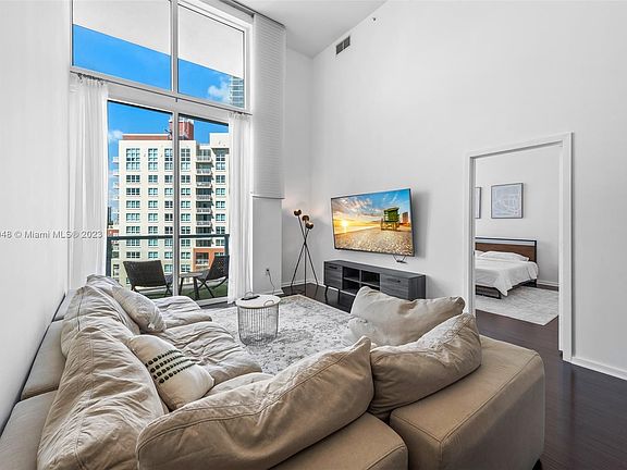 3rd image of 1900 N Bayshore Dr APT 1011