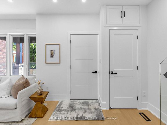4th image of 208 Gainsborough Rd
