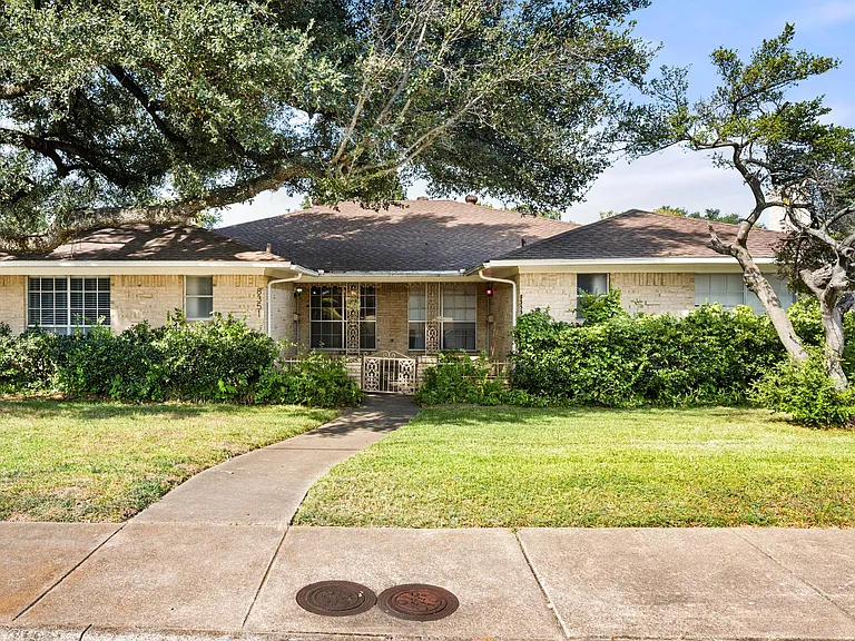8351 Lullwater Dr — Photo 2