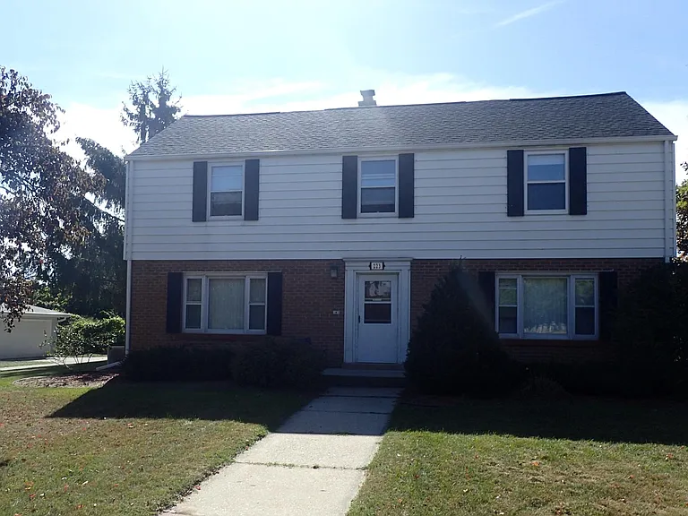 223 W Decorah Rd — Photo 1
