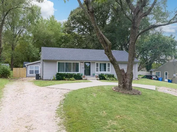 702 E 8th St, Tonganoxie, KS 66086