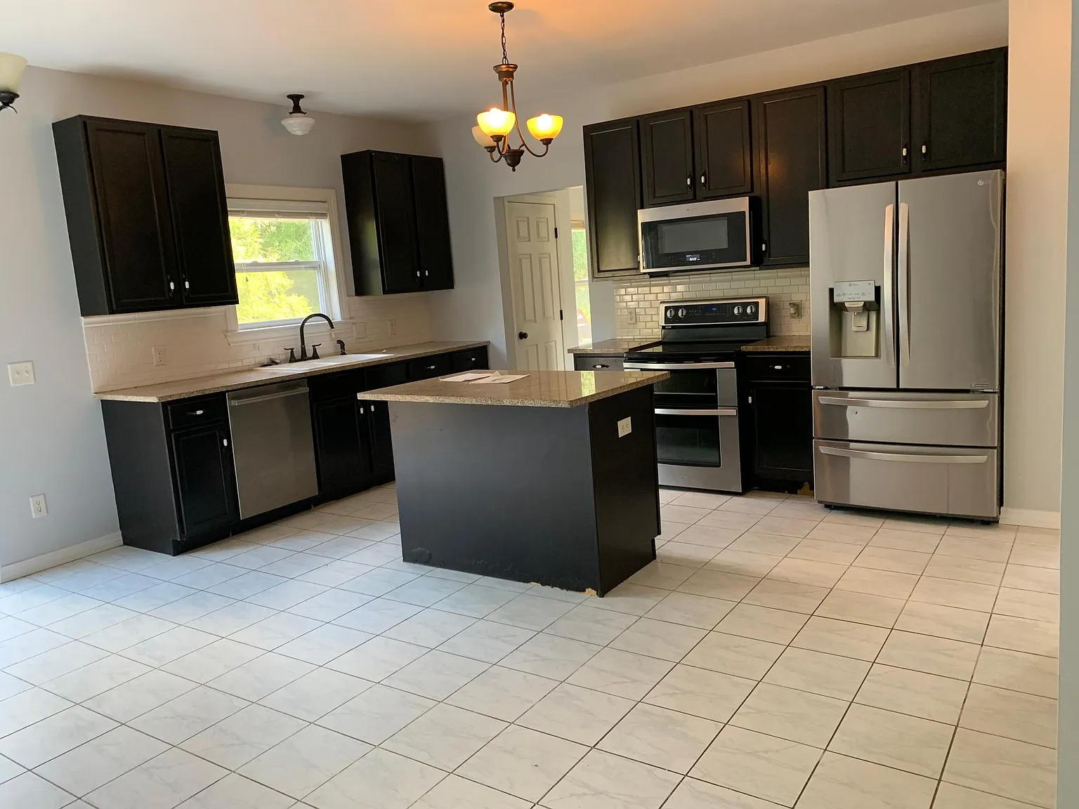4 bed, 2456 sqft, $2,350 — Photo 4