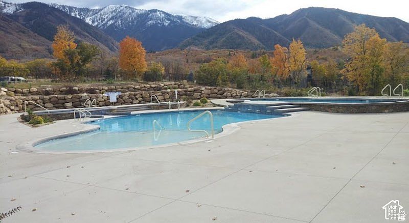 2nd image of 1007 S Summit Dr