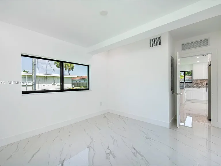 1621 S Treasure Dr — Photo 19