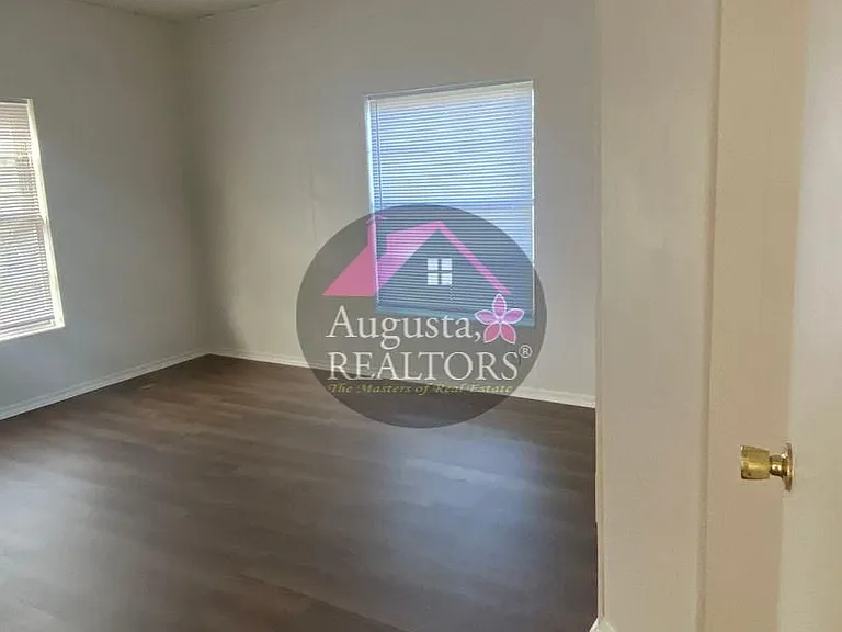 726 Ross Ave — Photo 5