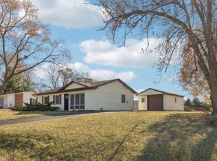 2413 Country Ln, McHenry, IL 60051