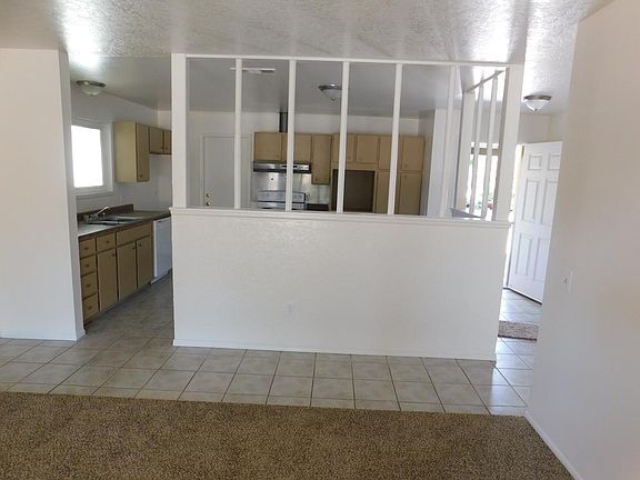 5th image of 15800 Fresno St