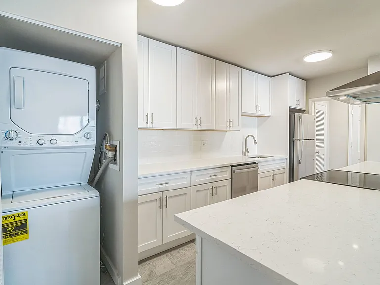 412 N Jackson St — Photo 3