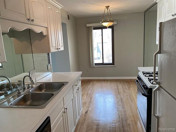 3rd image of 9667 Bayview Dr APT 313
