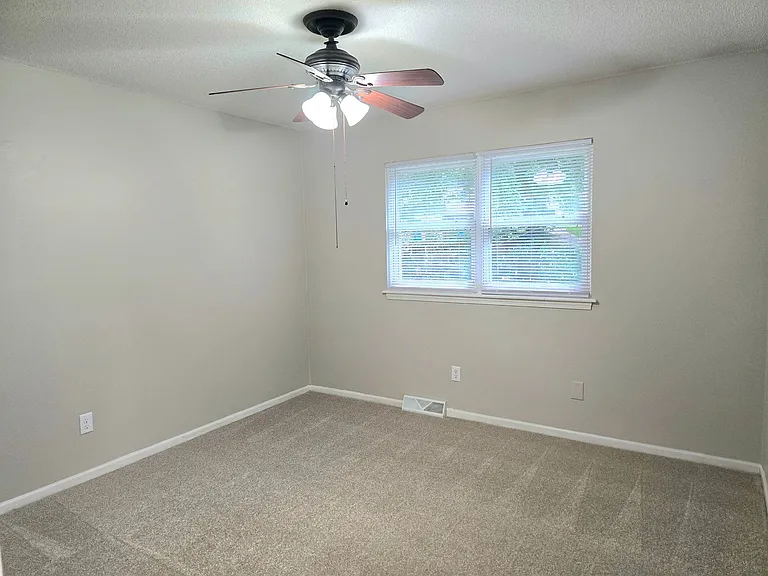 5814-5816 NW Walnut Ct — Photo 7