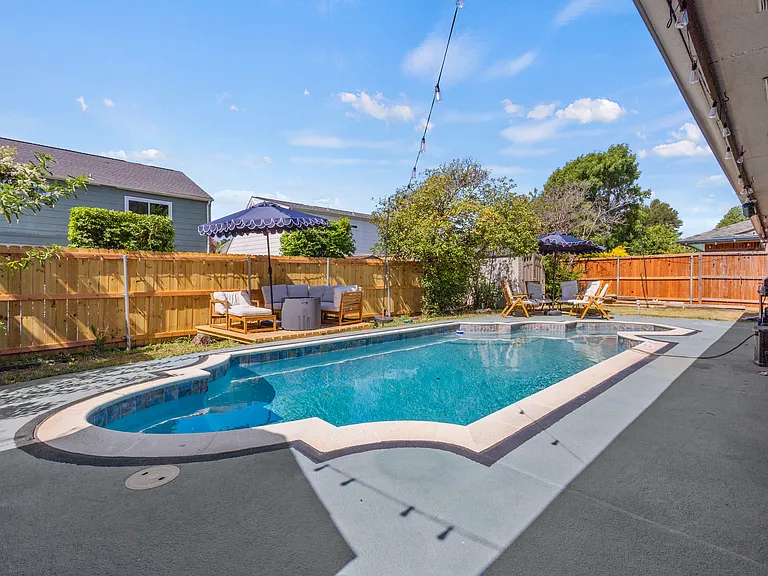 2445 Claremont Dr — Photo 21