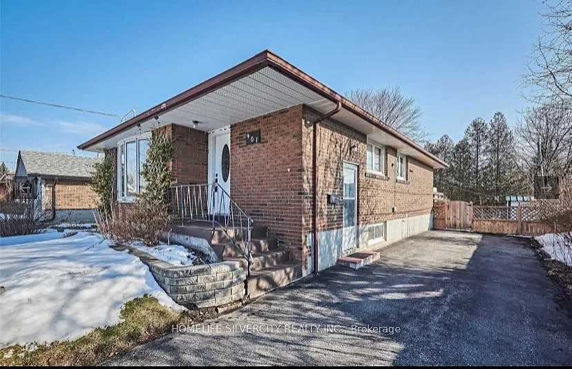 Building Photo - 901 Crocus Cres