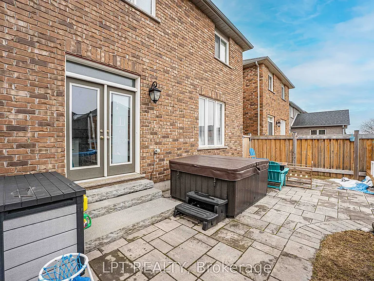82 Nathan Cres — Photo 33