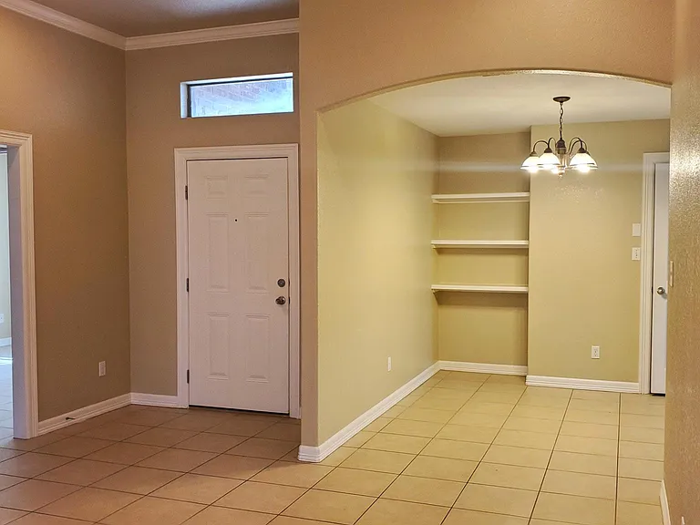 1906 Treasure Oaks Dr — Photo 2