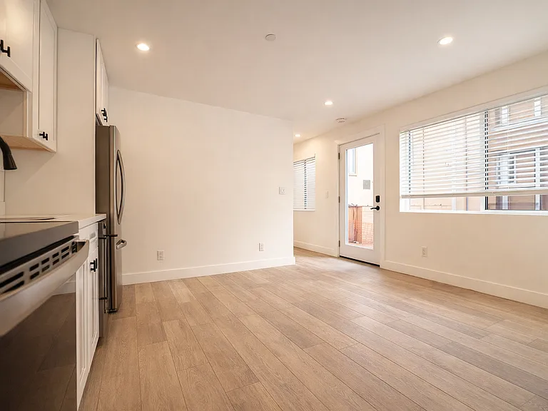 1803 Oxford St — Photo 39