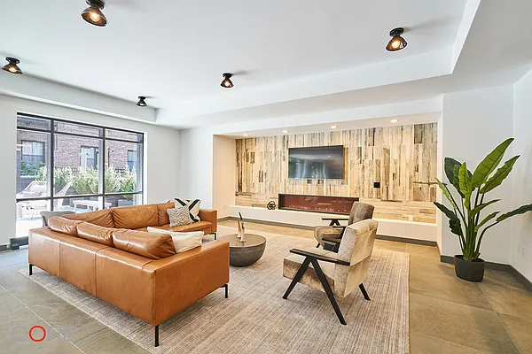 Rented by CORE | media 9