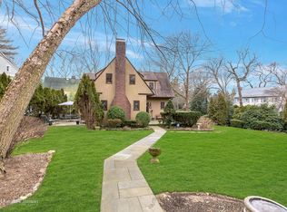 10 Stratford Rd, Port Washington, NY 11050