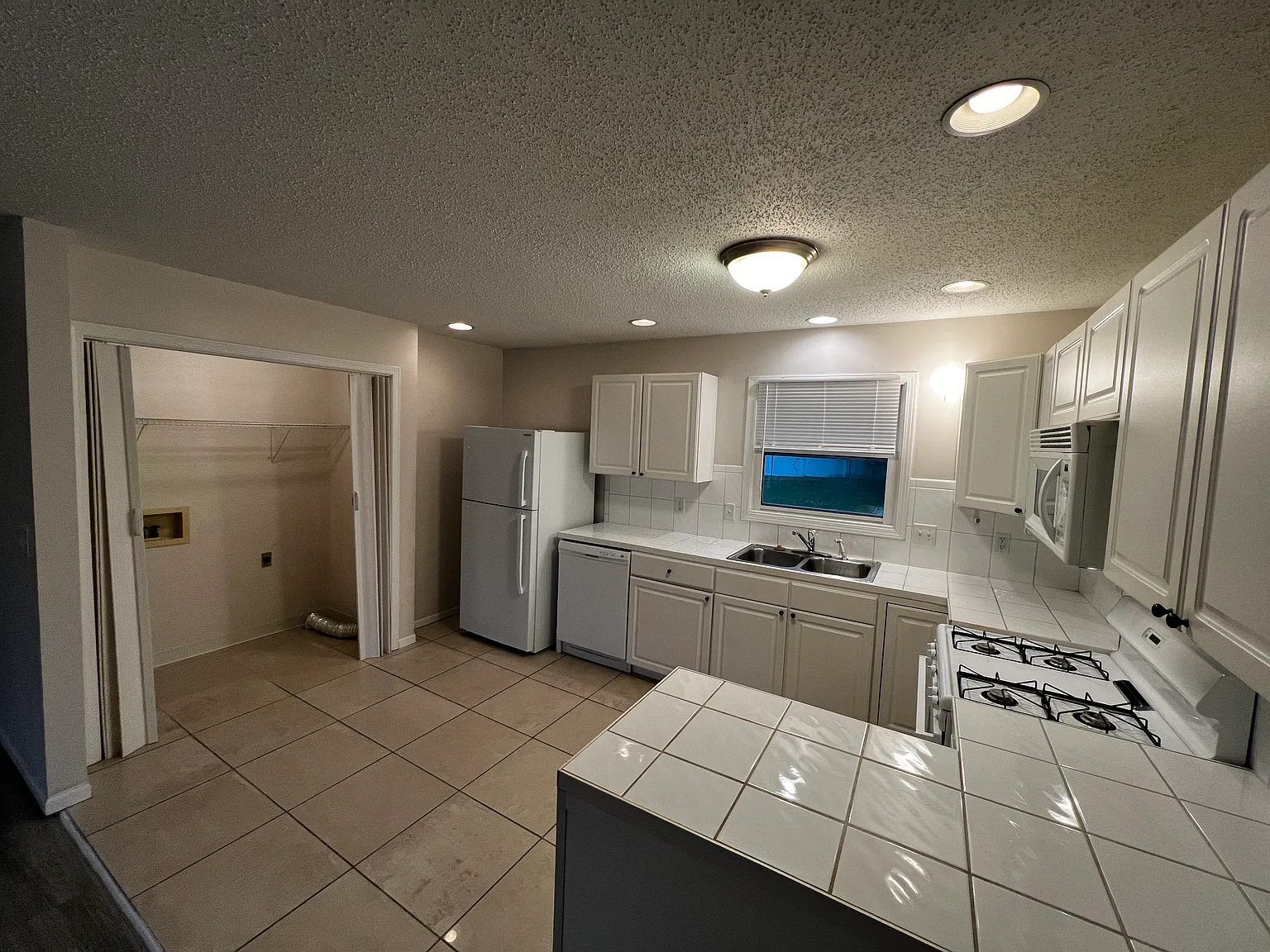 3 bed, 1.5 bath, 1290 sqft, $1,695 — Photo 3