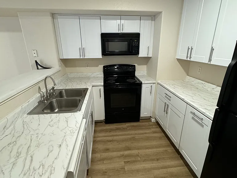 2262 Golden Gate Grv — Photo 5