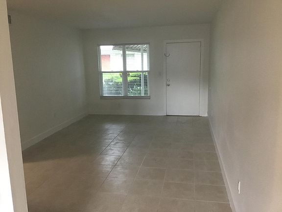 4th image of 4328 Edgewater Dr #1