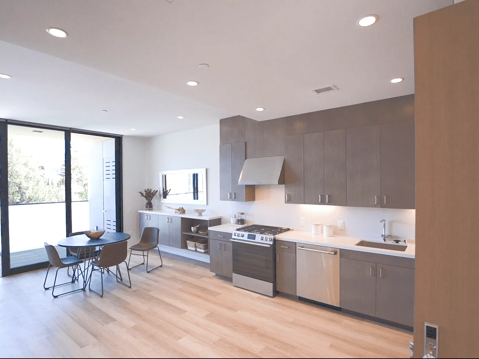 2 bed, 2.5 bath, 1640 sqft, $6,800 — Photo 2