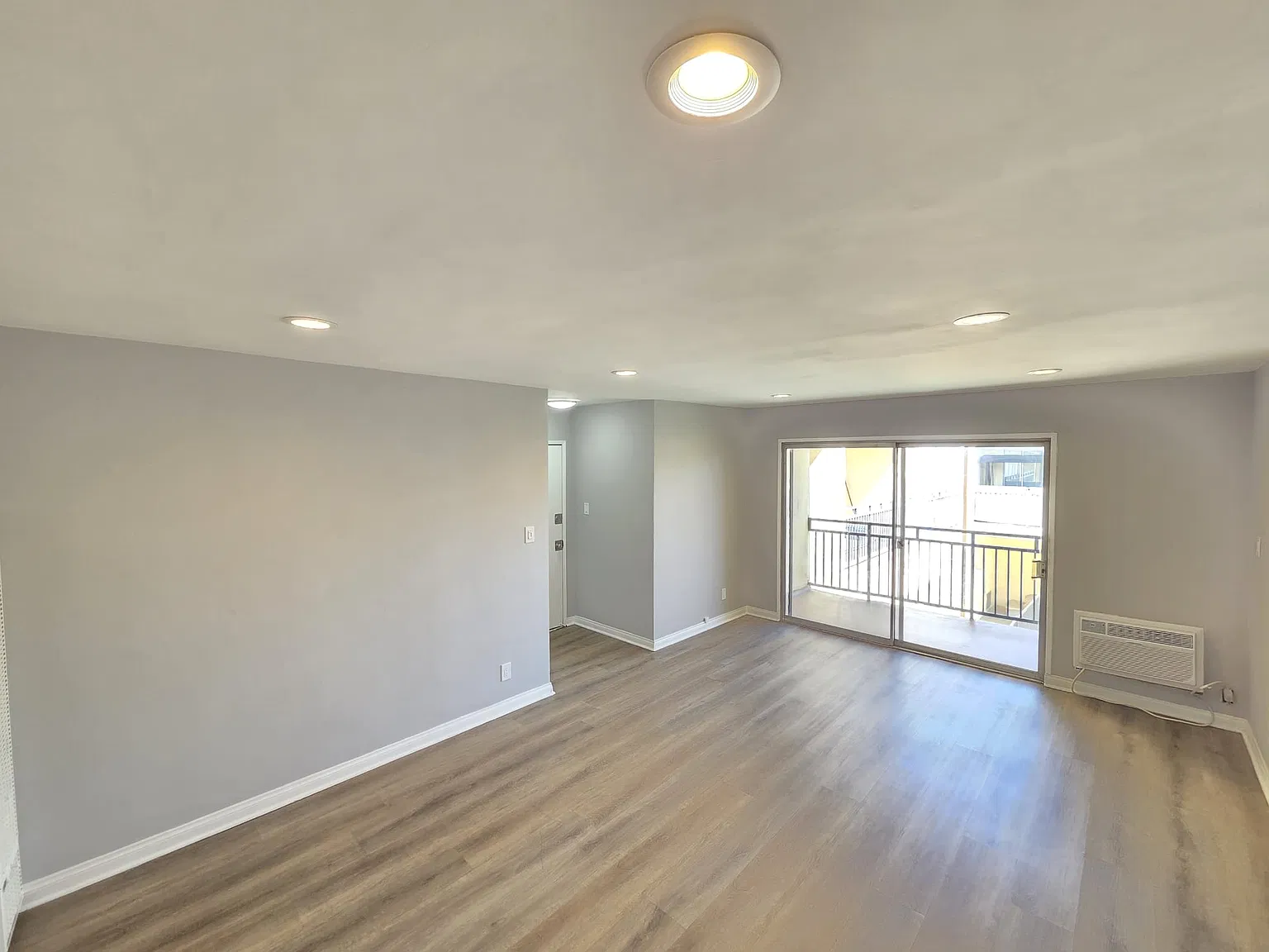 13813 Oxnard — Photo 2