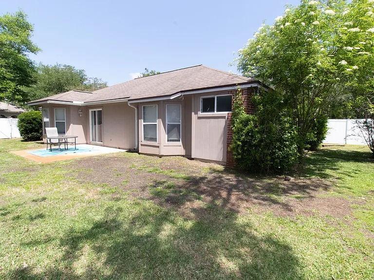 236 Clover Ct — Photo 38