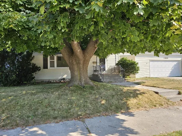 1303 South 32nd STREET, Manitowoc, WI 54220