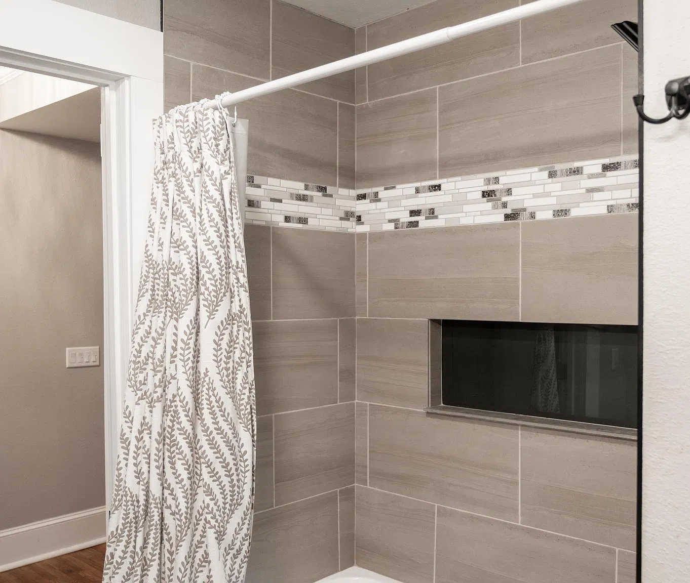 1 bed, 725 sqft, $1,350 — Photo 4