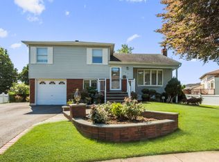 135 Colony Ln, Syosset, NY 11791