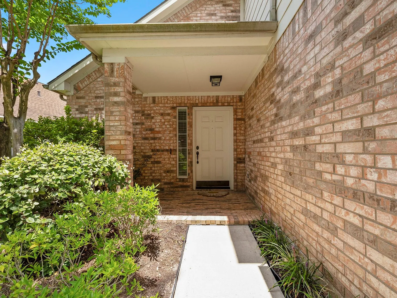 4 bed, 2.5 bath, 2289 sqft, $2,300 — Photo 2