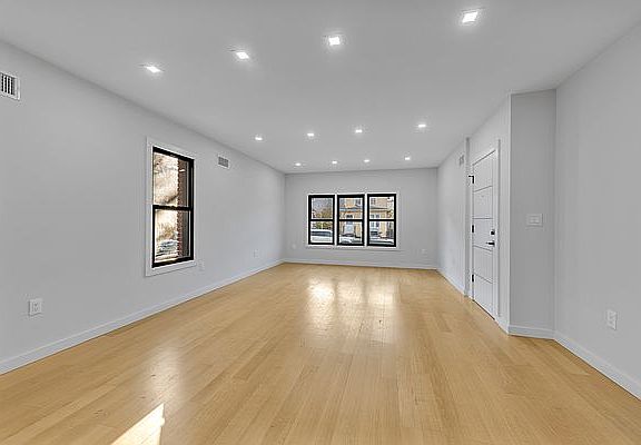 4th image of 935 E 31st St #1