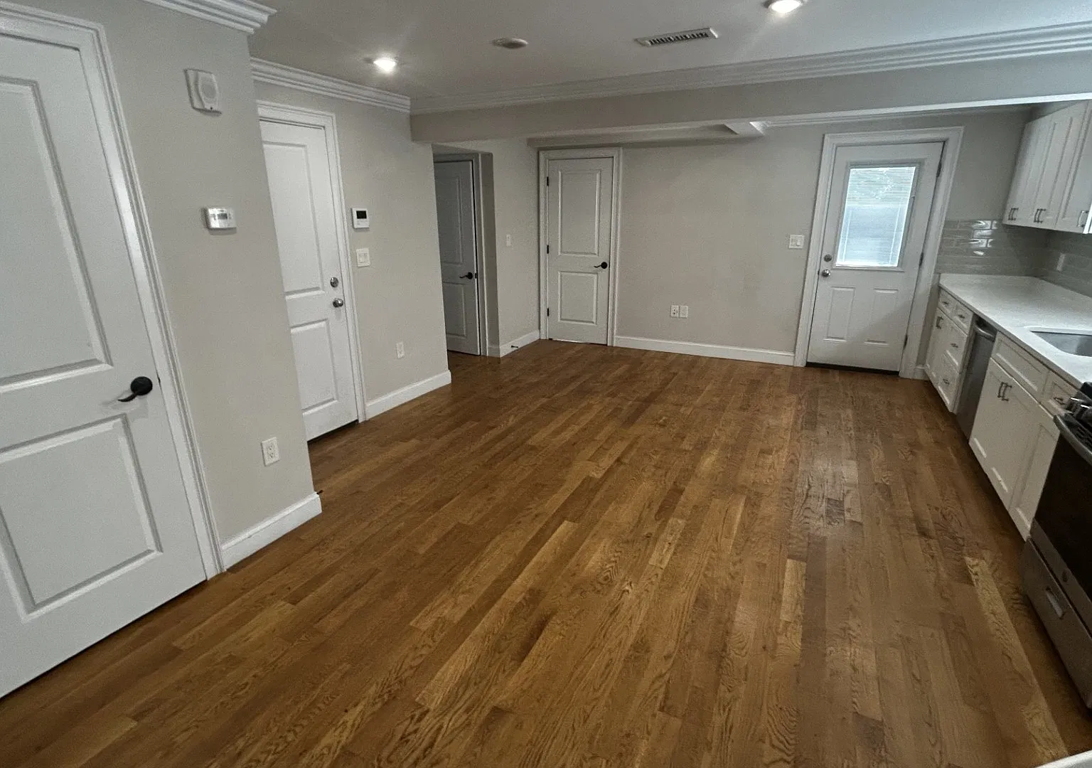 3 bed, 900 sqft, $3,845 — Photo 4