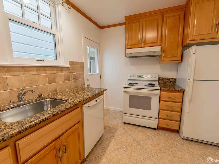 2124 Bay St — Photo 6
