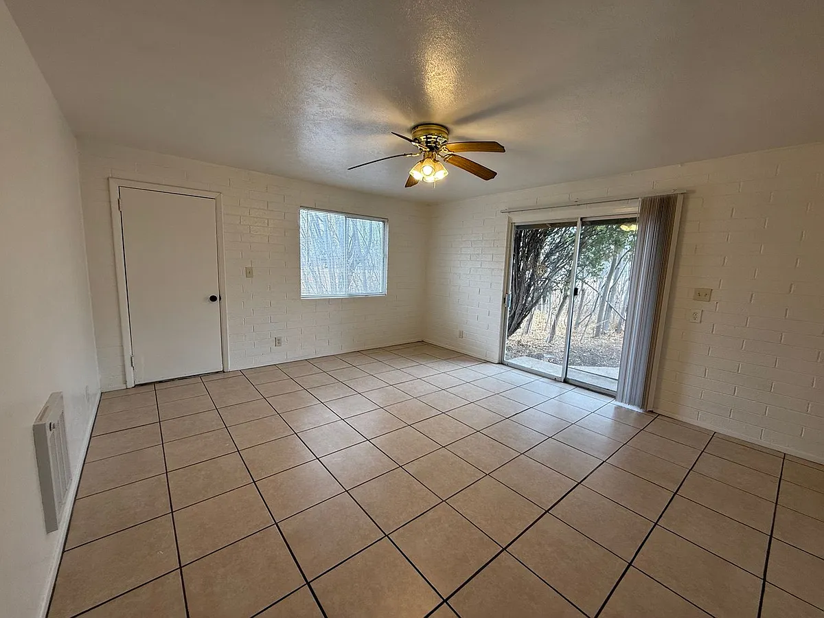 Building Photo - 3990 E Yuma Dr #4