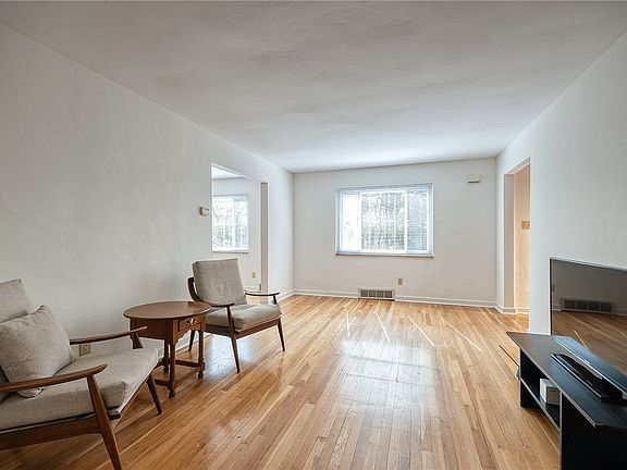 3rd image of 101 Schenley Manor Dr