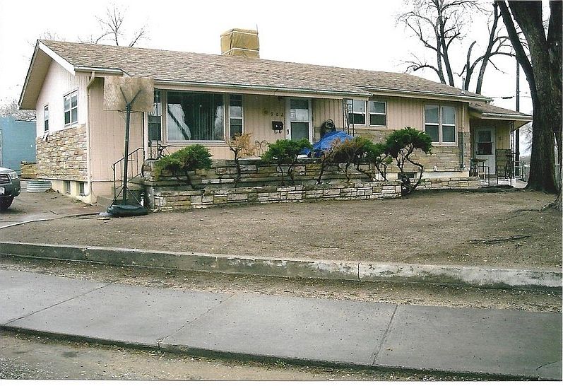 1st image of 902 E 7th St