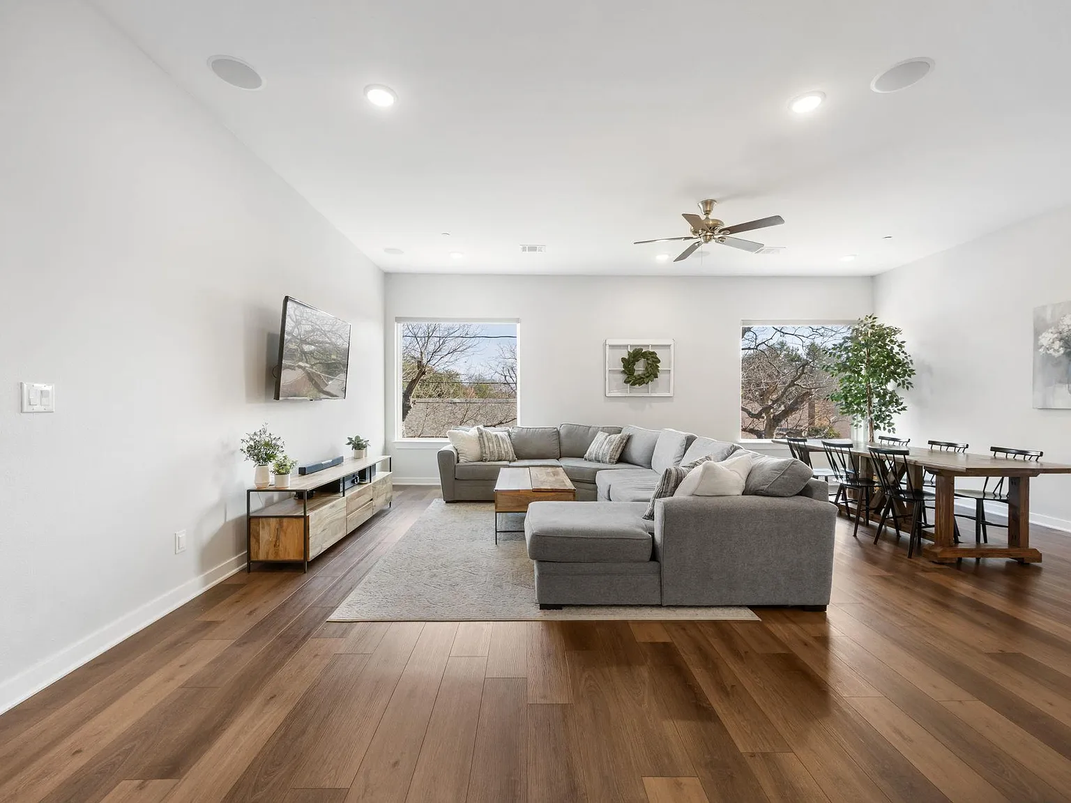 3 bed, 3.0 bath, 2600 sqft, $3,400 — Photo 4