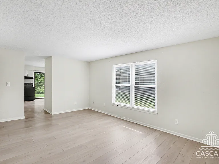 1032 NE Lindsay Ave — Photo 4