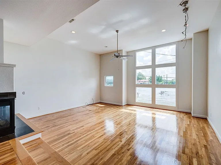 1729 Reinerman St — Photo 3