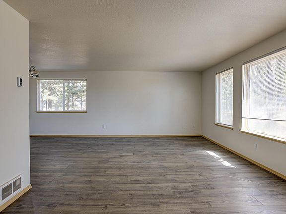 3rd image of 16952 Whittier Dr