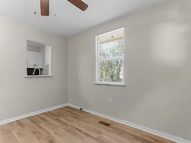 2164 Monroe Ave — Photo 10