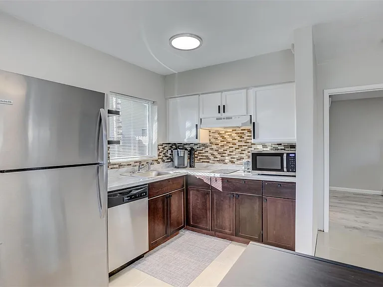 1005 NE 17th Ct — Photo 7