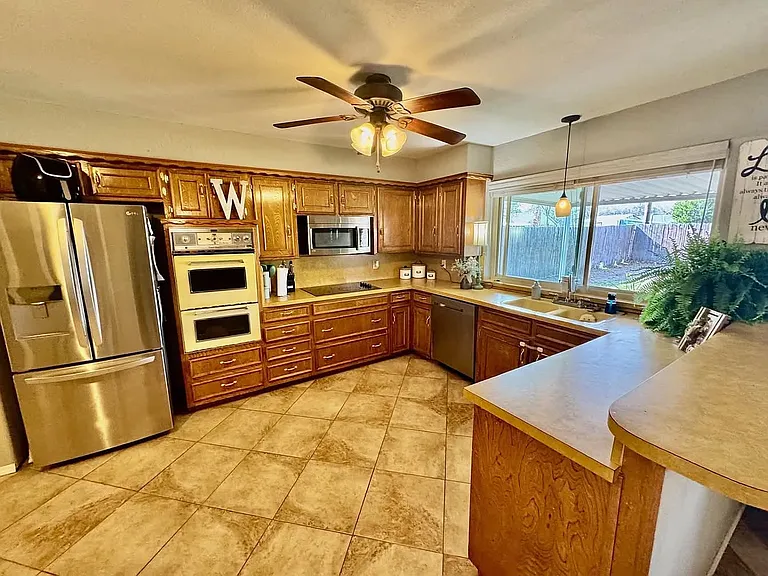 404 Carroll Ave — Photo 4