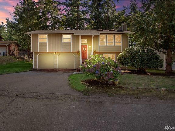 2nd image of 391 NW Oakmont Way