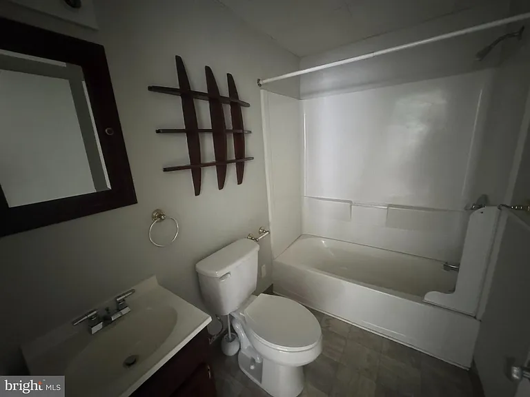 325 Plymouth Ave — Photo 4